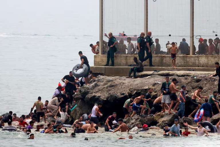 Tausende Migranten aus Marokko versuchten, Ceuta über Land und Meer zu erreichen. Spanien verschärfte wegen der schwersten Grenzkrise seit 2021 die Kontrollen.