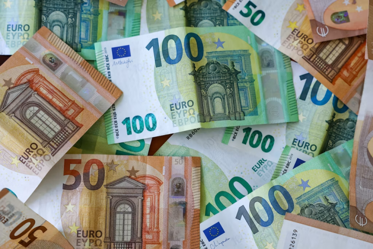 Barzahlungen in Deutschland werden ab 2027 begrenzt: Das ändert sich Ab Juli 2027 gilt in Deutschland eine Bargeldgrenze von 10.000 Euro. Wen die neuen EU-Regeln betreffen und wann ein Ausweis nötig wird