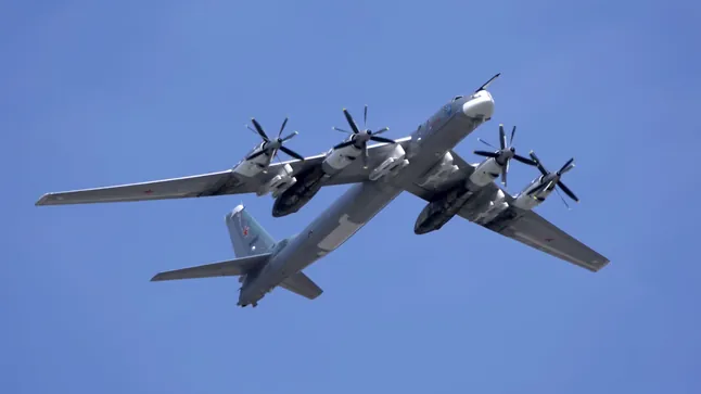 Ukraine meldet Treffer gegen strategischen Tu-95-Bomber auf dem Luftwaffenstützpunkt Engels Die Ukraine meldet einen Treffer gegen einen russischen Tu-95-Bomber auf dem Stützpunkt Engels. Der Jet soll für Raketenangriffe eingesetzt worden sein.