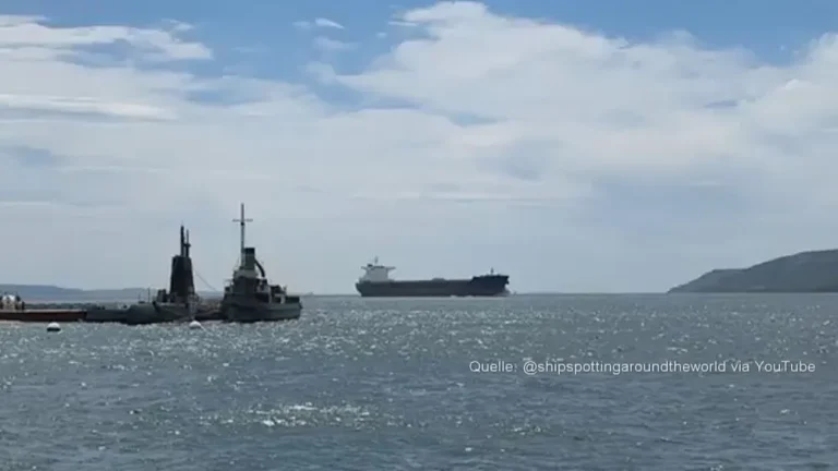 Russische Drohnen greifen Schiff eines deutschen Unternehmens vor Odessa an Russische Drohnen griffen den Frachter „Emil“ einer Hamburger Reederei vor Odessa an. Die Besatzung wurde evakuiert, bei einem weiteren Angriff starb ein Seemann.