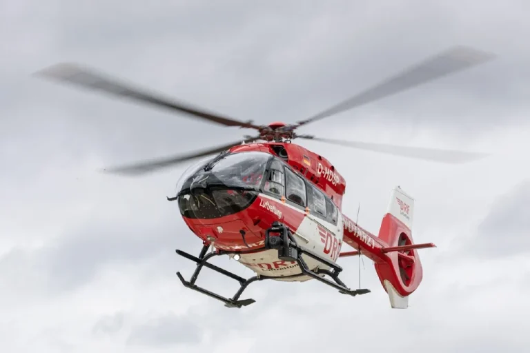 Schwerer Unfall in Mannheim: Motorrad kollidiert mit Auto Schwerer Unfall in Mannheim: Motorrad und Auto kollidieren. Polizei, Rettungskräfte und ein Rettungshubschrauber sind im Einsatz.