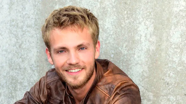 GZSZ-Star Niklas Osterloh und Ehefrau Tini geben Trennung bekannt GZSZ-Star Niklas Osterloh und seine Frau Tini haben sich nach neun Jahren getrennt. Für ihre beiden Töchter wollen sie weiter gemeinsam sorgen.