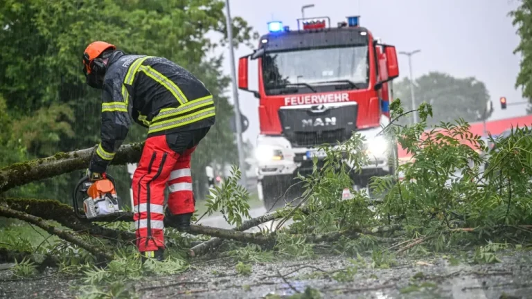 Wetterwechsel in Deutschland: Unwetter vor deutlicher Abkühlung Deutschland erwartet ein Wetterwechsel: Zunächst drohen schwere Gewitter, Hagel und Starkregen, danach sinken die Temperaturen auf 20 bis 25 Grad.