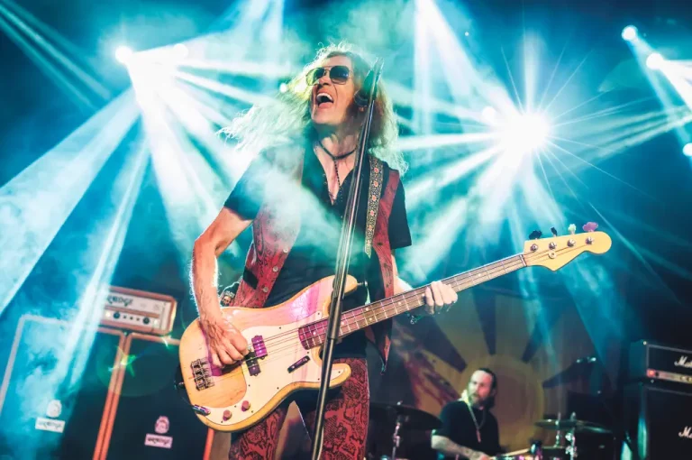 Glenn Hughes beendet seine Tournee-Karriere wegen einer bevorstehenden Operation am offenen Herzen und bedankt sich bei seinen Fans für ihre Unterstützung.