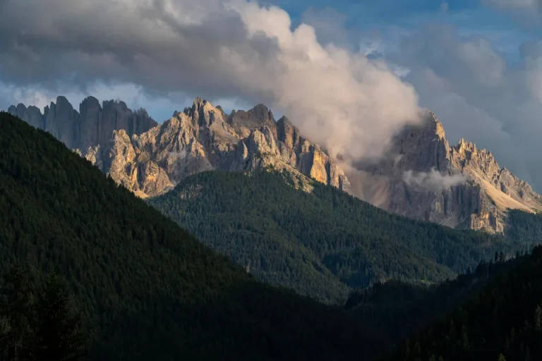 14-Jährige Wanderin stirbt nach Absturz in Südtirol Eine 14-jährige Urlauberin aus Tschechien ist bei einer Wanderung im Latemar-Massiv in Südtirol tödlich verunglückt. Das Mädchen stürzte rund 50 Meter in die Tiefe