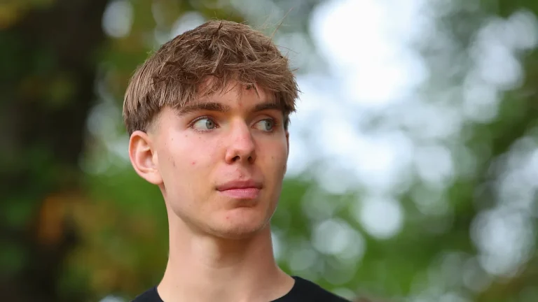 Bayer-Talent Kenneth Eichhorn wird wegen einer Stoffwechselstörung stationär behandelt. Wann der 17-Jährige auf den Platz zurückkehrt, ist offen.