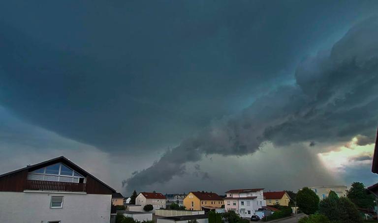 DWD warnt vor schweren Gewittern in Bayern: Starkregen und Sturmböen möglich DWD warnt in Bayern vor starken Gewittern, Starkregen und Böen bis 80 km/h. Besonders der Norden ist betroffen, später droht auch im Süden Regen.