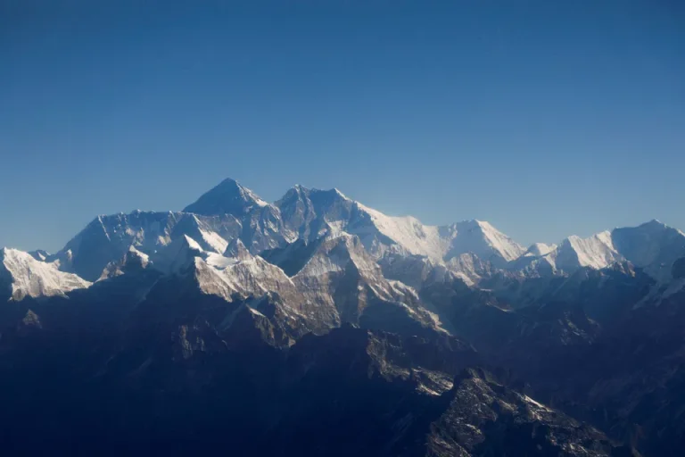 Im Himalaja fünf Leichen neun Monate nach Lawinenunglück entdeckt In Nepal wurden am Yalung Ri fünf Leichen gefunden. Sie könnten zu den Bergsteigern gehören, die nach einer Lawine 2025 vermisst wurden.