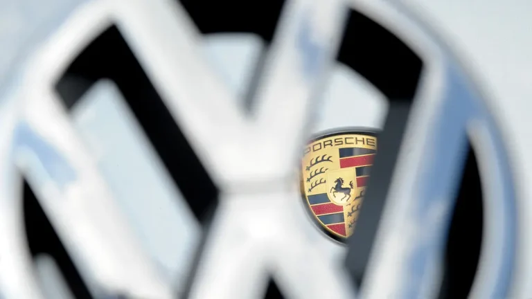 Porsche fordert von Volkswagen schnellere Entscheidungen über Sparmaßnahmen Porsche SE drängt Volkswagen zu schnelleren Entscheidungen über Sparmaßnahmen. Im Fokus stehen Stellenabbau, Werke und die Pläne von VW-Chef Oliver Blume.