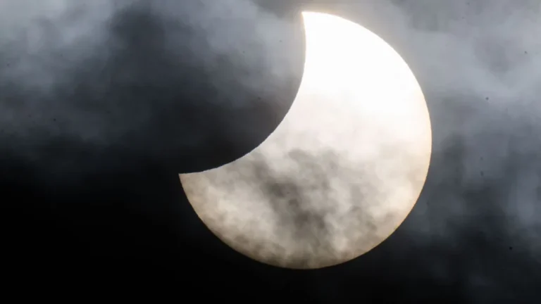 Psychologe erklärt, warum eine Sonnenfinsternis Menschen noch immer erschreckt und fasziniert Die Sonnenfinsternis am 12. August 2026 fasziniert Millionen Menschen. Ein Psychologe erklärt, warum sie bis heute Angst, Staunen und Gänsehaut auslöst.