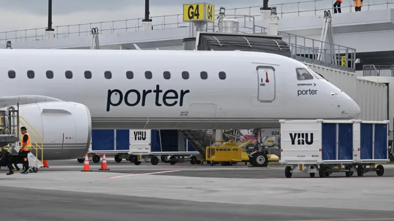 Flug in Kanada gestrichen, weil ein Kind sich nicht anschnallen wollte Porter-Airlines-Flug von Victoria nach Toronto gestrichen: Ein Kleinkind weigerte sich vor dem Start, angeschnallt auf seinem Sitz zu bleiben.