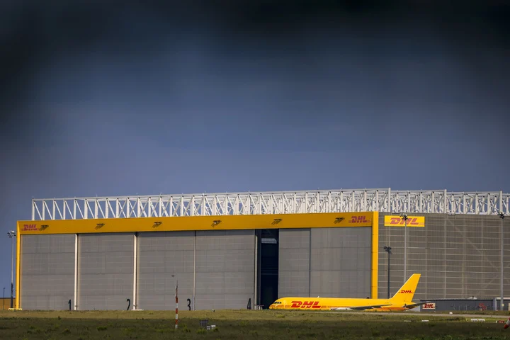 Spur einer explosiven Drohne am Flughafen Leipzig führt Ermittler nach Litauen Die Spur einer explosiven Drohne am Flughafen Leipzig führt nach Litauen. Dort stehen fünf Männer wegen Brandanschlägen und gefährlicher Pakete vor Gericht.