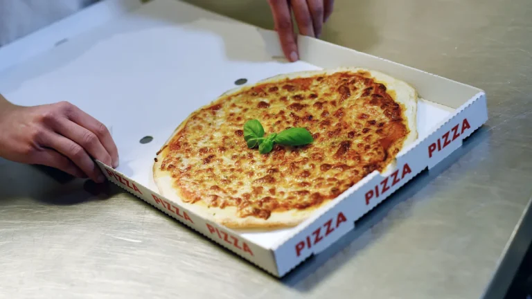 In der EU gelten ab 12. August neue Regeln für Pizzakartons und andere Lebensmittelverpackungen Ab 12. August 2026 gelten in der EU strengere Regeln für Pizzakartons und Lebensmittelverpackungen. Neue Grenzwerte beschränken PFAS.