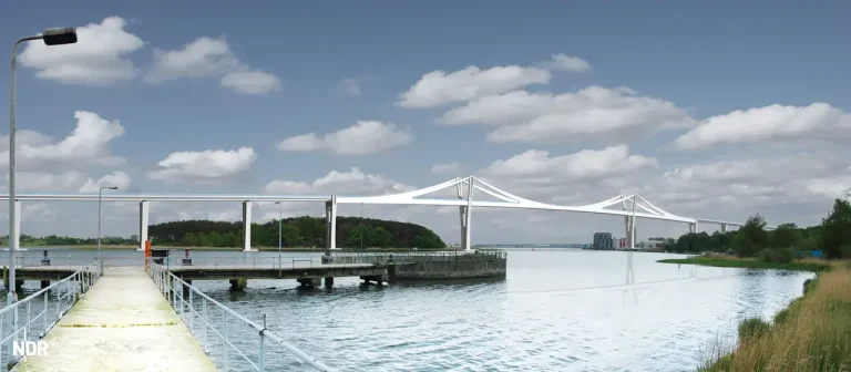 Wolgast: Neue Peenebrücke wird sichtbar – Betonarbeiten an den Pfeilern haben begonnen In Wolgast beginnt der Bau der oberirdischen Pfeiler der neuen Peenebrücke. Die 1,4 km lange Brücke wird Teil der Ortsumgehung nach Usedom.