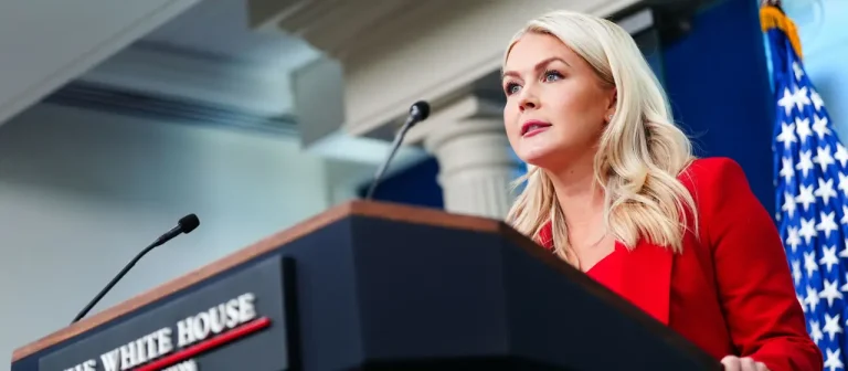 Karoline Leavitt verlässt Ende August 2026 ihr Amt als Sprecherin des Weißen Hauses, soll Donald Trump aber weiterhin als externe Beraterin unterstützen.