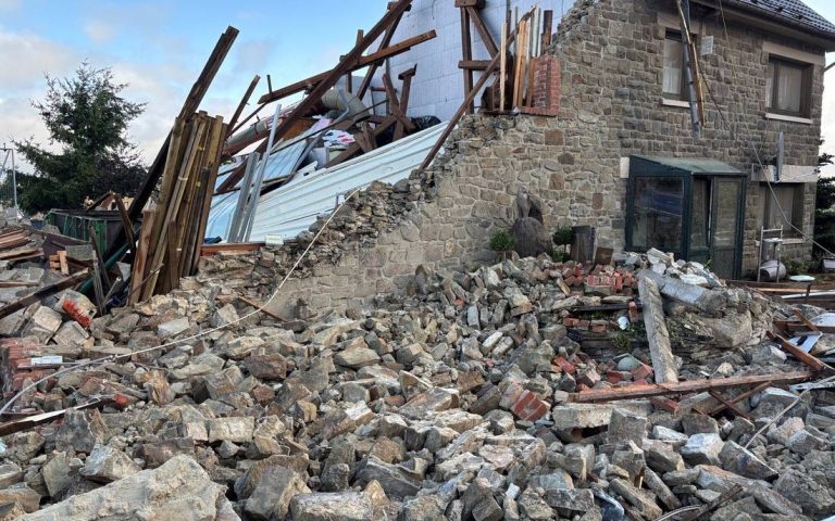 Tornado in der belgischen Eifel: Wohnhaus schwer beschädigt, zahlreiche Bäume umgestürzt Ein Tornado zieht durch Büllingen in der belgischen Eifel: Ein Wohnhaus wird schwer beschädigt, Bäume stürzen um und Straßen müssen gesperrt werden.