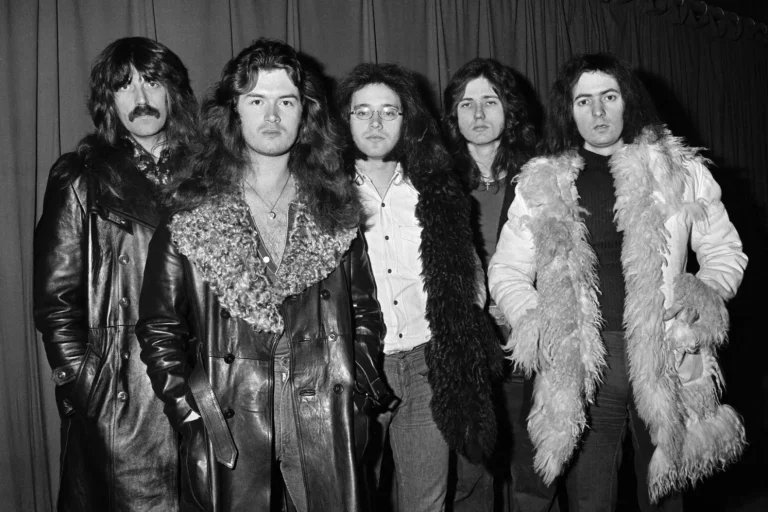 Ritchie Blackmore steht nach 33 Jahren erstmals wieder mit Deep Purple auf der Bühne Ritchie Blackmore tritt erstmals seit 1993 wieder mit Deep Purple auf. Beim Konzert in New York soll der legendäre Gitarrist einen Song spielen.