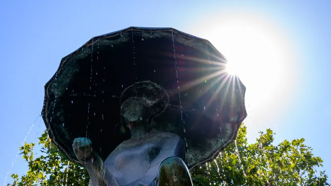 Hitze in Deutschland erreicht 38 Grad: Danach ändert sich das Wetter deutlich In Deutschland werden am 15. August bis zu 38 Grad erwartet. Der DWD warnt vor Hitze, Gewittern, Starkregen, Hagel und Sturmböen bis 90 km/h.