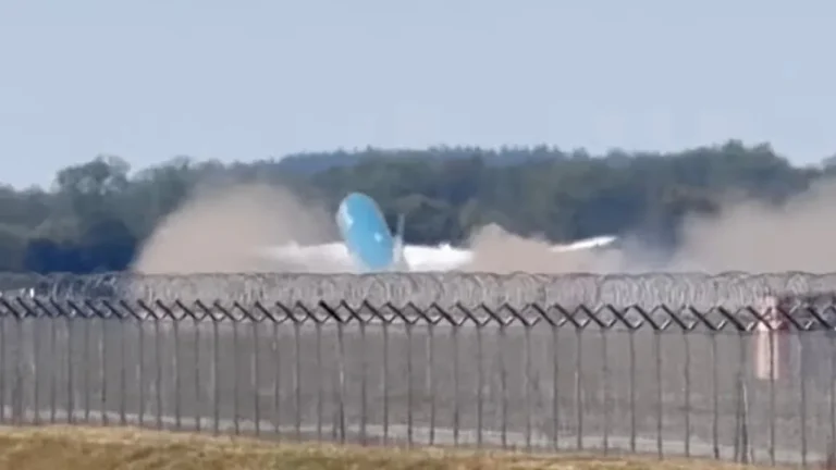 Boeing 787 von Vietnam Airlines kehrt nach Problemen beim Start nach München zurück Boeing 787 von Vietnam Airlines kehrt nach Problemen beim Start nach München zurück. Die Maschine kreiste über Bayern und blockierte nach der Landung die Bahn.