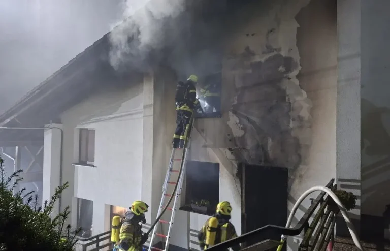 Bei einem schweren Wohnhausbrand in Bodenmais in Bayern ist ein vierjähriges Mädchen gestorben. Vier weitere Bewohner konnten sich unverletzt retten.