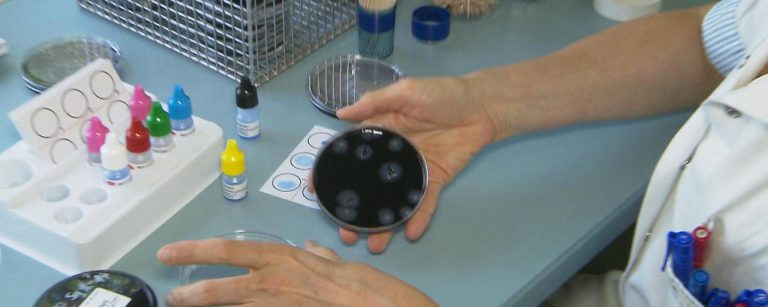 In Linz mögliche Quelle des tödlichen Legionellose-Ausbruchs entdeckt Nach drei Todesfällen durch Legionellose wurde in Linz Legionella in einer Kühlanlage der Linz AG entdeckt. Experten suchen nach weiteren Infektionsquellen.