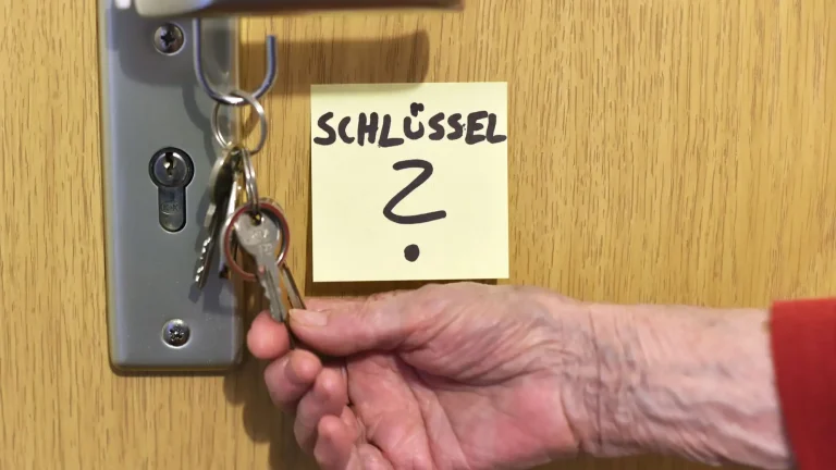 In Bayern sinkt das Demenzrisiko – Zahl der Betroffenen dürfte dennoch steigen In Bayern sinkt der Anteil der Menschen mit Demenz, doch wegen der alternden Bevölkerung könnten bis 2040 rund 380.000 Menschen betroffen sein.