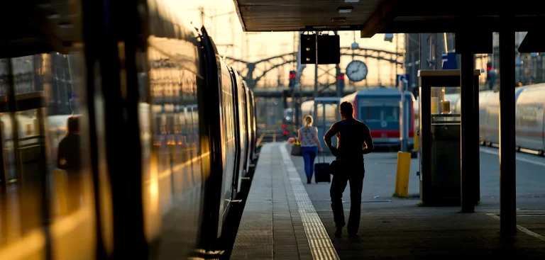 Mutter steigt in Mannheim zum Rauchen aus – ihre Kinder fahren allein im ICE weiter Mutter verpasst in Mannheim nach einer Raucherpause ihren ICE. Ihre Kinder, acht Monate und 13 Jahre alt, fahren allein bis Stuttgart weiter.
