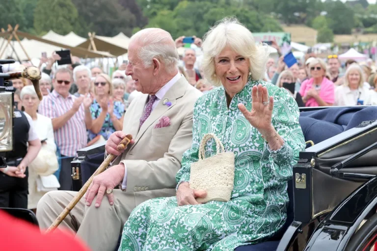 Königin Camilla fiel es schwer, über die Krebserkrankung von König Charles III. zu schweigen Königin Camilla erzählt, wie schwer es für sie war, die Krebsdiagnose von Charles III. geheim zu halten und wie die Krankheit ihr Familienleben veränderte.
