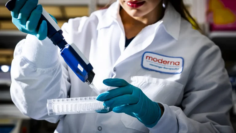 Moderna und Merck melden positive Phase-III-Daten für ihren personalisierten Krebsimpfstoff gegen Melanom. Die Kombination mit Keytruda senkte Rückfallrisiken.