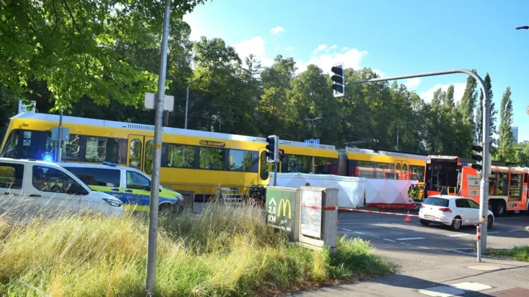 In Stuttgart starb eine 63-jährige Frau nach einem Zusammenstoß mit der U15 an der Löwentorbrücke. Die Polizei sucht Zeugen des tödlichen Unfalls.