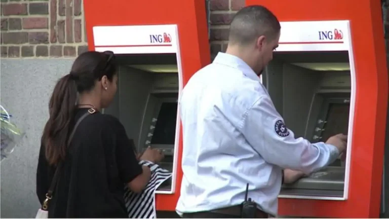 In Deutschland gibt es immer weniger Geldautomaten. Wo man jetzt Bargeld abheben kann, welche Händler den Service anbieten und welche Bedingungen gelten.