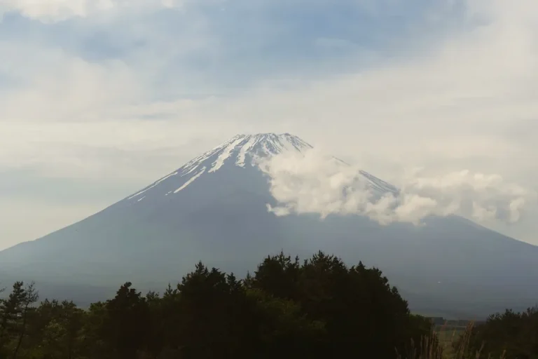 Vater lässt siebenjährigen Sohn allein am Fuji zurück und setzt Besteigung fort Auf dem Fuji ließ ein Vater seinen siebenjährigen Sohn allein an der sechsten Station zurück. Ein Mitarbeiter einer Berghütte fand das Kind unverletzt.