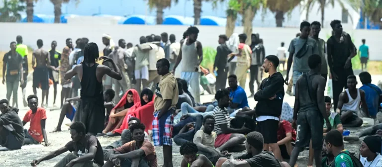 Massenandrang in Ceuta: Spanien verstärkt die Grenze zu Marokko Nach der Ankunft von rund 50.000 Menschen verstärkt Ceuta die Grenze zu Marokko. Spanien errichtet eine Seesperre und fordert eine EU-Sondersitzung.