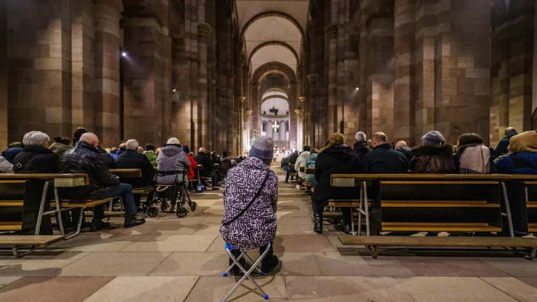 Katholischer Priester verlässt nach 37 Jahren wegen Beziehung den Dienst Ein katholischer Priester aus Oberursel beendet nach 37 Jahren seinen Dienst wegen einer langjährigen Beziehung und will seine Partnerin heiraten.