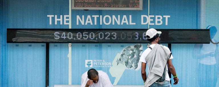US-Finanzen geraten in einen gefährlichen Schuldenkreislauf US-Schulden übersteigen 40 Billionen Dollar. Steigende Anleiherenditen erhöhen die Zinskosten und setzen den Bundeshaushalt zunehmend unter Druck.