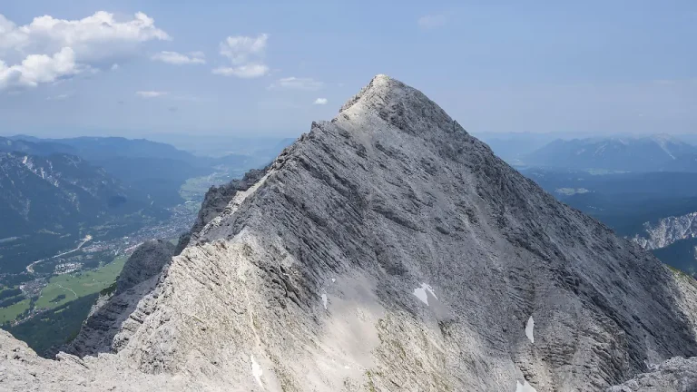 Bergsteiger stirbt nach Sturz am Zugspitzgrat: Tragödie auf Deutschlands höchstem Berg An der Zugspitze ist ein 68-jähriger Bergsteiger tödlich abgestürzt. Die Suche am Jubiläumsgrat dauerte zwei Tage. Die Polizei ermittelt