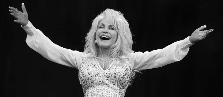 Dolly Parton ist im Alter von 80 Jahren gestorben. Die Country-Ikone wurde mit „Jolene“, „9 to 5“ und ihrem sozialen Engagement weltweit bekannt.
