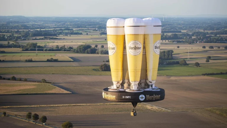 Warsteiner braut erstmals Paderborner Bier im Sauerland Warsteiner bestätigt: Die ersten Chargen Paderborner Bier werden bereits am Unternehmensstandort im Sauerland gebraut