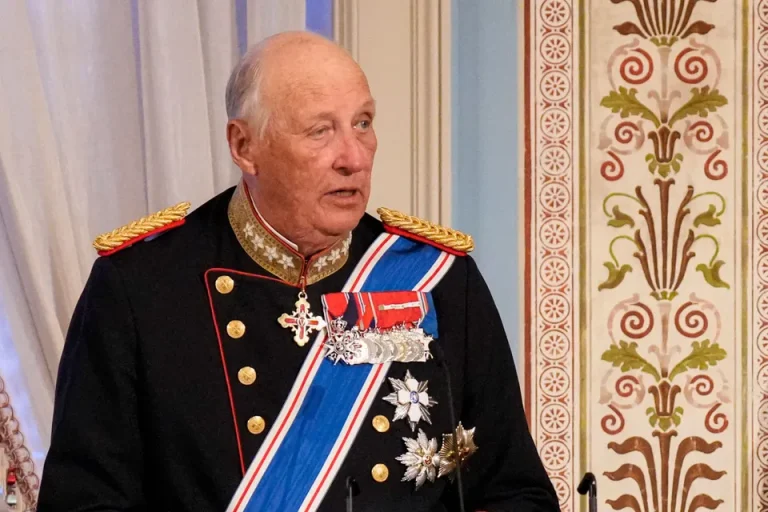 „Ich kann mir nicht vorstellen, wie es ohne ihn sein wird“: Norwegen betet für König Harald V. Der Zustand von König Harald V. ist sehr ernst. Hunderte Menschen bringen Blumen zum Schloss in Oslo und beten für den 89-jährigen Monarchen.