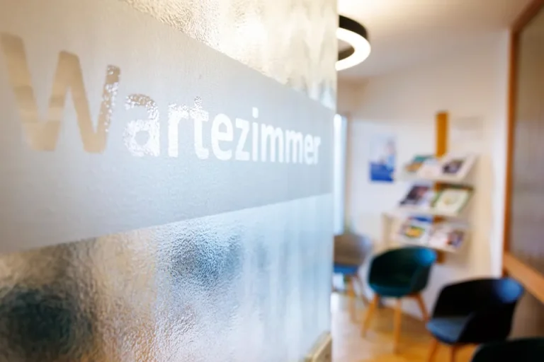 In Deutschland werden Konsequenzen für Facharztbesuche ohne vorherigen Hausarztkontakt diskutiert. Patientenschützer kritisieren die Pläne.