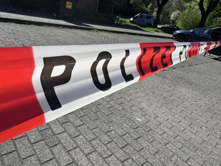 Messerattacke bei Feier in Essen: Ein Mann stirbt, vier weitere werden verletzt Messerangriff bei einer Feier in Essen: Vier Männer wurden verletzt, ein Sicherheitsmitarbeiter starb. Die Polizei nahm einen Verdächtigen fest.