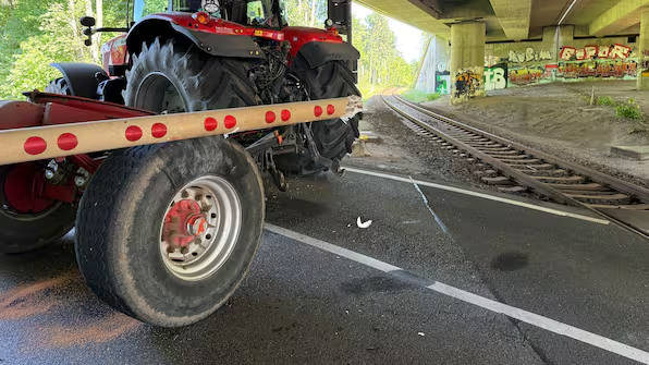 Nach Unfall bei Achterwehr: Bahnstrecke Kiel–Rendsburg wieder freigegeben Nach dem Unfall eines Nordbahn-Zuges mit einem Traktor bei Achterwehr fahren die Züge zwischen Kiel und Rendsburg wieder mit Einschränkungen.