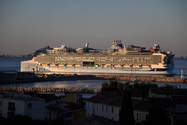 „Legend of the Seas“ startet Kreuzfahrten: So groß ist das neue Megaschiff Die „Legend of the Seas“ startet mit 20 Decks, sieben Pools, Wasserpark und Platz für 7600 Gäste auf Mittelmeer- und Karibikrouten.