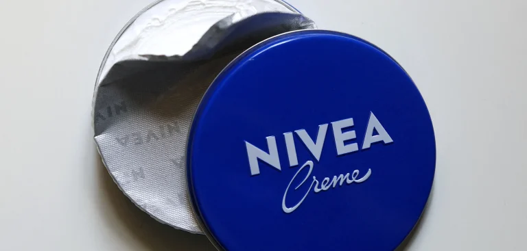 Nivea ändert seine Preisstrategie und plant günstige Produkte für Aldi und Lidl Beiersdorf ändert die Nivea-Strategie nach sinkenden Verkäufen: Für Aldi und Lidl sind günstigere Produkte für rund zwei Euro geplant.