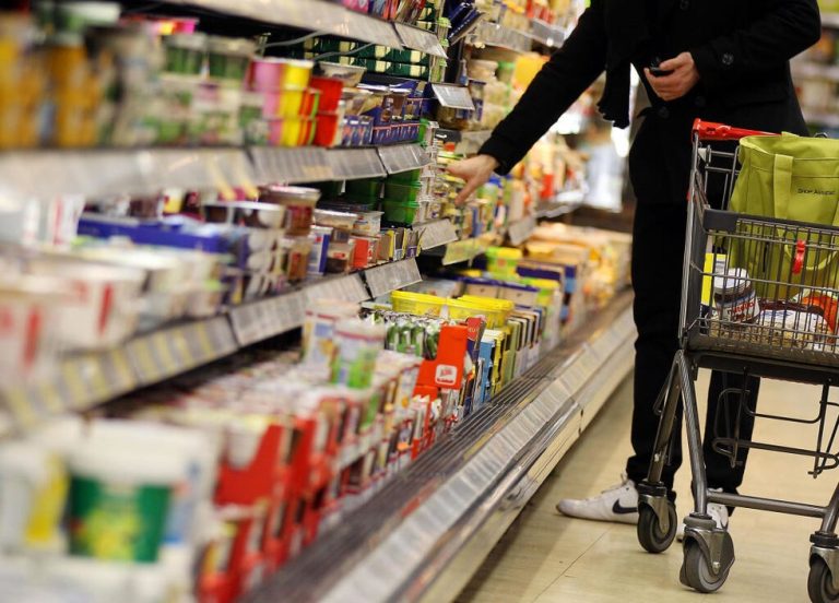 Mann bedroht Frau in Bad Krozingen vor den Augen ihres achtjährigen Enkels In einem Supermarkt in Bad Krozingen bedrohte ein Mann eine Frau vor ihrem achtjährigen Enkel. Die Polizei sucht den Verdächtigen und Zeugen.