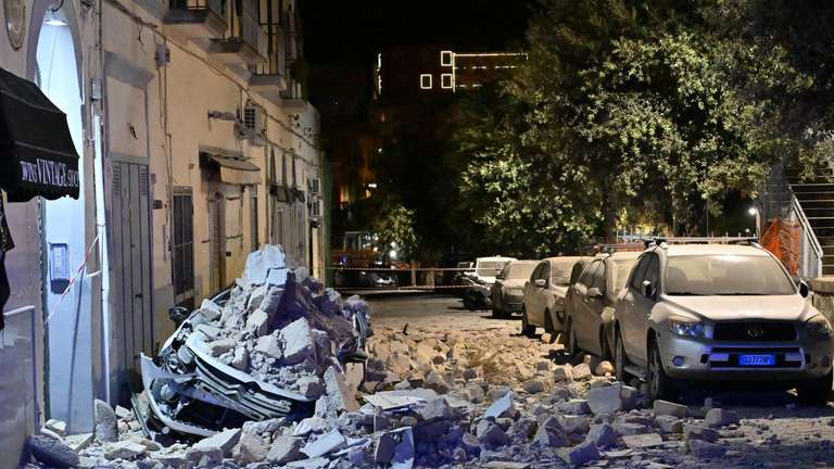 Rekordbeben in den Phlegräischen Feldern: Forscher warnen auch vor einem möglichen Ausbruch Rekordbeben der Stärke 4,7 in den Phlegräischen Feldern bei Neapel: Forscher warnen vor weiteren Erdstößen, Gasen und einem möglichen Ausbruch.