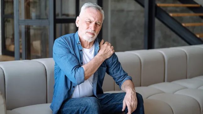 Was verursacht Fibromyalgie? Forscher finden genetische Hinweise Eine Studie mit mehr als 2,5 Millionen Menschen identifiziert 26 genetische Regionen, die mit Fibromyalgie und dem zentralen Nervensystem zusammenhängen.