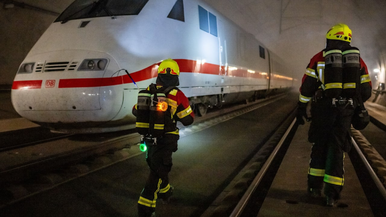 Großübung mit brennendem ICE in Thüringen offenbart kritische Verzögerungen bei den Rettungskräften Eine ICE-Brandübung in Thüringen zeigt schwere Mängel: Die ersten Rettungskräfte erreichen den Tunnel erst mehr als zwei Stunden nach dem Notruf.