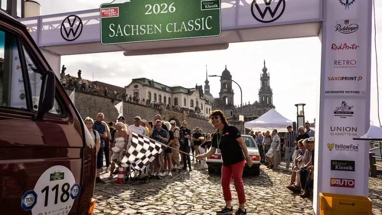 Sachsen Classic 2026: Fünf seltene Klassiker, die Automobilgeschichte geschrieben haben Sachsen Classic 2026 mit rund 160 Teams: Jaguar XK120, Mercedes 300 SL, Ferrari 250 GT Lusso, Ford OSI und BMW E3 zählen zu den Highlights.