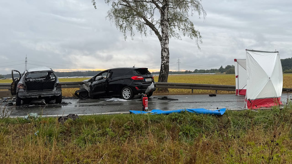 Beitragsbild festlegen Bei einem Unfall in Bayern sterben eine 36-jährige Mutter und ihr neunjähriger Sohn. Ein Peugeot kollidiert frontal mit einem Ford und fängt Feuer